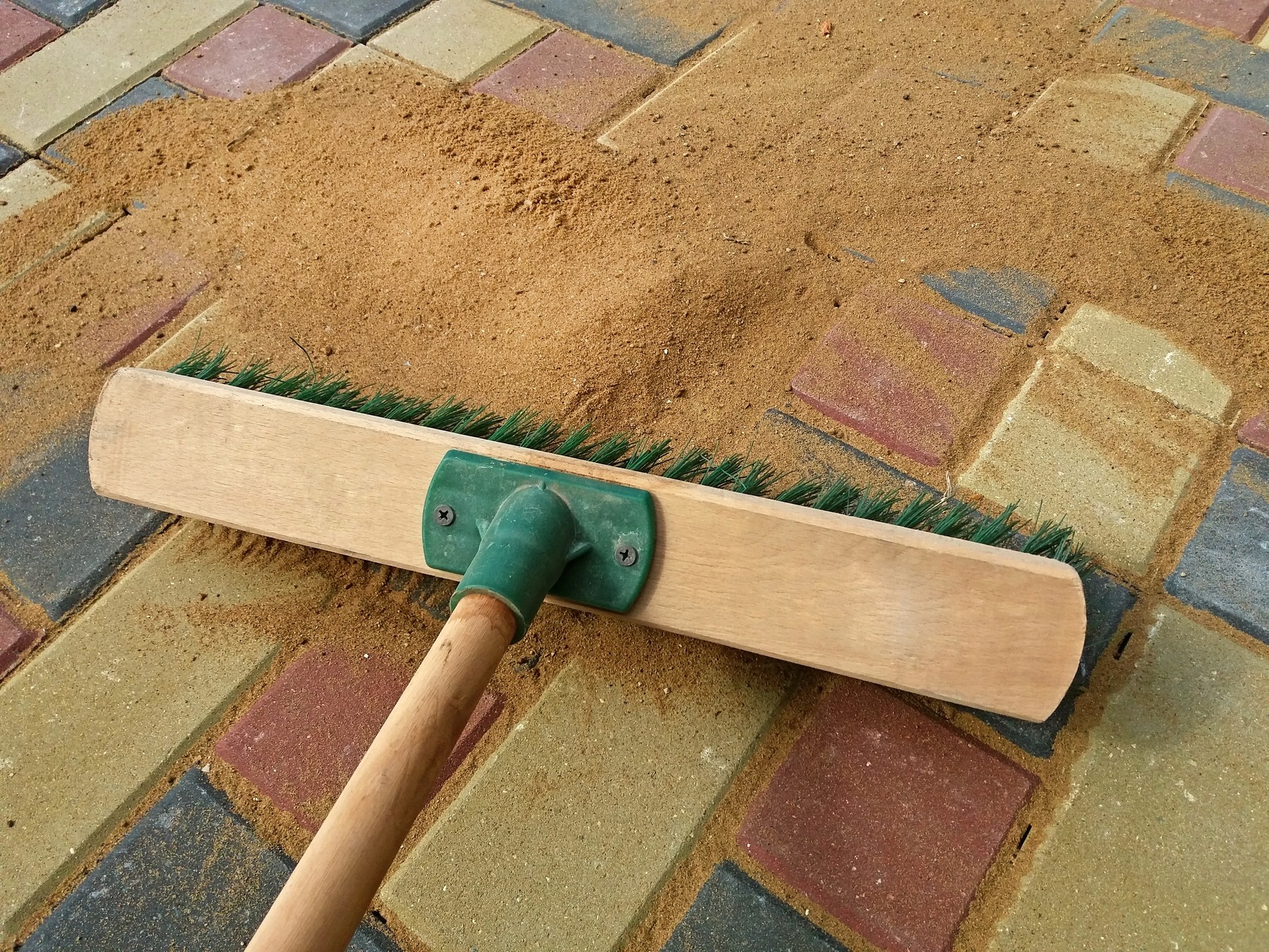 Filling paving joints, Brushing dry sand. Finishing work